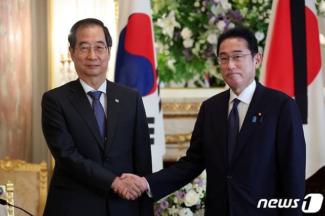 한덕수 국무총리가 28일 일본 도쿄 아카사카 영빈관에서 기시다 총리와 면담에 앞서 악수를 나누고 있다. 2022.9.28/뉴스1 ⓒ News1 박지혜 기자