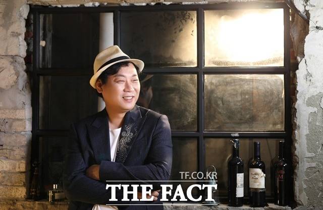 DJ 출신 가수 김형아가 최근 애절하고 구슬픈 국악풍의 신곡 '도솔암 연가'를 내고 본격 활동에 들어갔다. 국악인 김영임이 프로듀서와 피처링에 참여해 곡의 완성도를 한층 높였다. /더팩트 DB