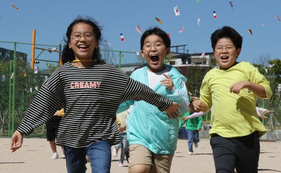 야외 마스크 착용 의무가 해제된지 이틀째인 27일 오후 서울 한 초등학교 운동장에서 학생들이 마스크 없는 가을 날씨를 만끽하고 있다. /뉴시스