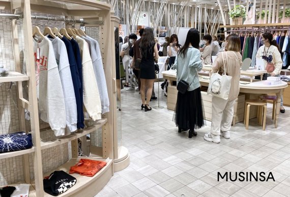 W컨셉의 글로벌 인플루언서 올리비아 페젠테의 패션 화보(맨 위)와 일본 시부야에서 열린 마르디 메크르디 팝업스토어 W컨셉·무신사 제공