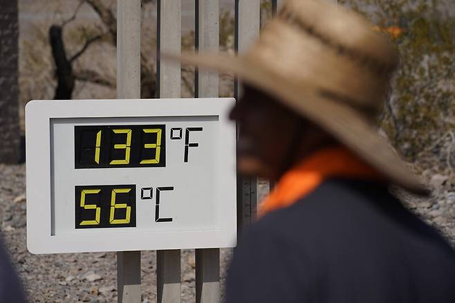 2021년 7월11일 미국 캘리포니아주 데스밸리국립공원에 설치돼 있는 디지털 온도계가 섭씨 56도의 기온이 나타내고 있다. 이 지역에서 공식적으로 기록된 사상 최고 기온은 1913년 관측된 섭씨 56.7도다. 연합뉴스