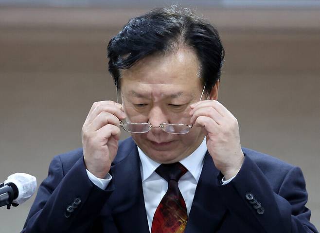 정호영 전 보건복지부 장관 후보자가 4월17일 서울 중구 국립중앙의료원 대강당에서 자녀 관련 의혹 등에 대한 설명에 앞서 안경을 쓰고 있다. 연합뉴스