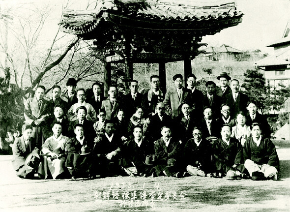 1935년께 <큰사전> 편찬을 위한 1차 독회를 마친 조선어사전편찬회 사정위원들의 모습. <한겨레> 자료사진