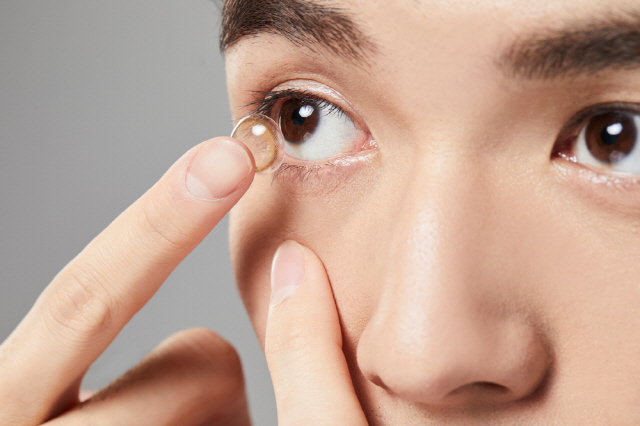 콘택트렌즈를 재사용하거나 렌즈를 낀 채로 샤워를 하거나, 잠을 자면 가시아메바각막염 위험이 높아진다는 연구 결과가 나왔다./사진=클립아트코리아