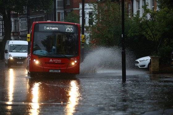 지난달 25일 영국 런던의 한 거리가 집중호우로 침수됐다. 로이터=연합뉴스