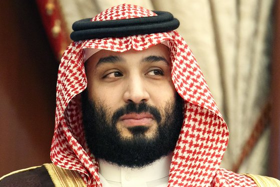 사우디아라비아의 실질적 권력자인 무함마드 빈 살만 왕세자가 27일(현지시간) 정부 수반 총리에 임명됐다. AP=연합뉴스