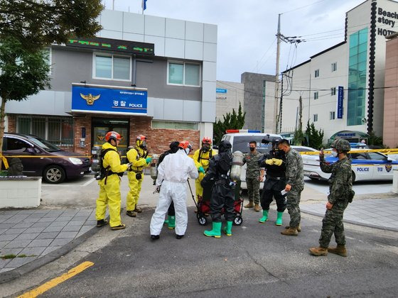 28일 탄저균 의심 소포 신고 받고 출동한 해병대와 소방당국. 사진 제주도 소방안전본부