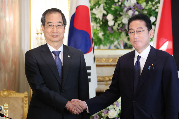 한덕수 국무총리가 28일 일본 도쿄 아카사카 영빈관에서 기시다 총리를 만나 악수하고 있다. 연합뉴스