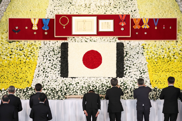 조문객들이 27일 일본 도쿄 무도관에서 열린 아베 신조 전 일본 총리의 국장(國葬)에서 예를 표하고 있다. 이날 국장에는 일본 정재계 인사 3600여명과 해외 귀빈 700여명 등 약 4300명이 참석했다. 로이터연합뉴스