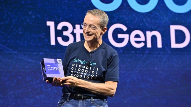 팻 겔싱어 인텔 최고경영자가 27일(현지시간) 인텔 이노베이션 행사에서 13세대 인텔 코어 CPU를 소개하고 있다. 인텔 제공