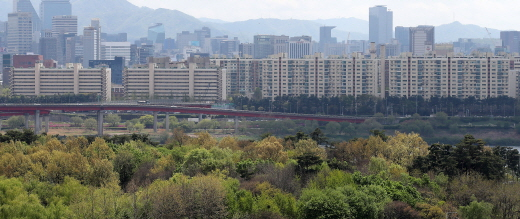 앞으로 재개발사업과 재건축사업 둘 다 시중은행 대출금리 수준으로 추가 이주비(금융회사 이주비 대출 외 이주비)를 대여하는 제안을 할 수 있다. 그동안 재건축사업은 추가 이주비 대여가 금지됐다. /사진=뉴스1