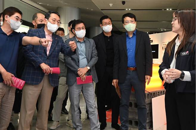 서울 양재동 LG전자 서초R&D캠퍼스에서 조주완(왼쪽 두번째) 사장 등 경영진이 디자인 크루가 제시하는 미래 콘셉트 제품을 살펴보는 모습 [LG전자 제공]