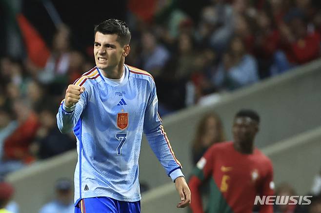 [브라가=AP/뉴시스]스페인 알바로 모라타가 28일(한국시간) 2022~2023시즌 유럽축구연맹(UEFA) 네이션스리그 포르투갈과 경기에서 결승골을 넣고 기뻐하고 있다. 2022.09.28.