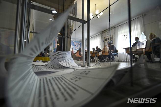 [자포리자=AP/뉴시스] 27일(현지시간) 우크라이나 남부 자포리자주 멜리토폴에서 열린 국민투표소에서 투표용지가 플라스틱 상자안에 보관되고 있다. 2022.09.28.
