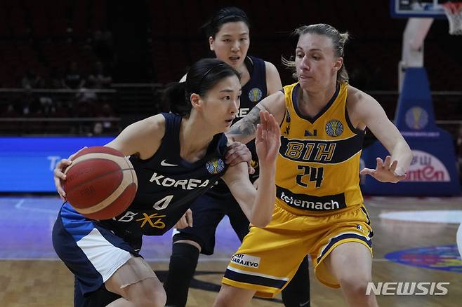 [시드니=AP/뉴시스] 한국 여자농구 대표팀의 윤예빈이 24일 호주 시드니의 시드니올림픽 파크 스포츠센터에서 열린 국제농구연맹(FIBA) 여자월드컵 보스니아헤르체고비나를 상대로 드리블하고 있다. 2패를 기록 중이던 한국은 보스니아헤르체고비나를 99-66으로 꺾고 여자월드컵 12년 만에 첫 승을 기록했다. 2022.09.25.