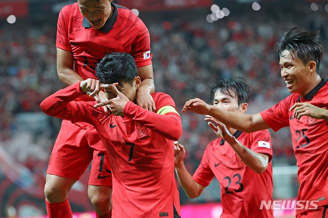 [서울=뉴시스] 조성우 기자 = 27일 오후 서울 마포구 서울월드컵경기장에서 열린 하나은행 초청 축구 국가대표 평가전 대한민국과 카메룬의 경기 전반전, 한국 손흥민이 선제골을 넣은 뒤 기뻐하고 있다. 2022.09.27. xconfind@newsis.com