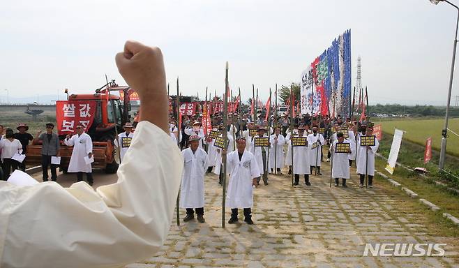 [정읍=뉴시스] 김종효 기자 = 28일 전북 정읍시 이평면 만석보 들녁에서 정읍농민회가 주관하는 '쌀값보장 농민생존권 쟁취를 위한 논 갈아엎기 집회'가 열렸다. 참석자들이 정부에 쌀값보장을 요구하는 구호를 외치고 있다. 이곳 만석보는 1894년 동학농민혁명 발발의 단초가 됐던 곳으로 농민들에게는 수탈의 상징처럼 여겨지는 곳이다. 2022.09.28. kjh6685@newsis.com