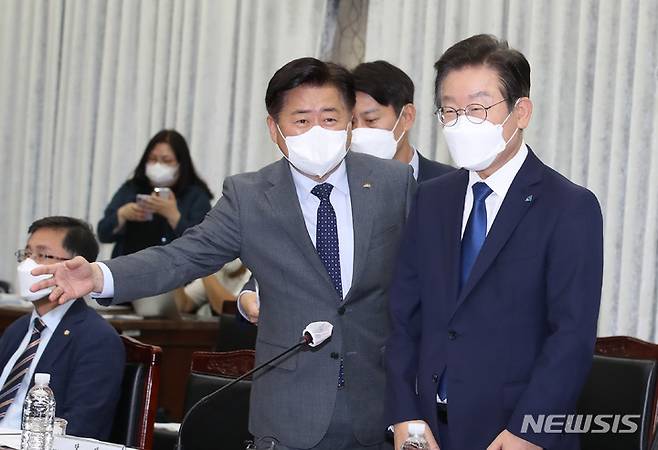 [제주=뉴시스] 우장호 기자 = 이재명 더불어민주당 대표가 28일 오후 제주시 연동 제주도청에서 열린 더불어민주당 제주도 예산정책협의회에 참석해 오영훈 지사의 안내를 받고 있다. 2022.09.28. woo1223@newsis.com