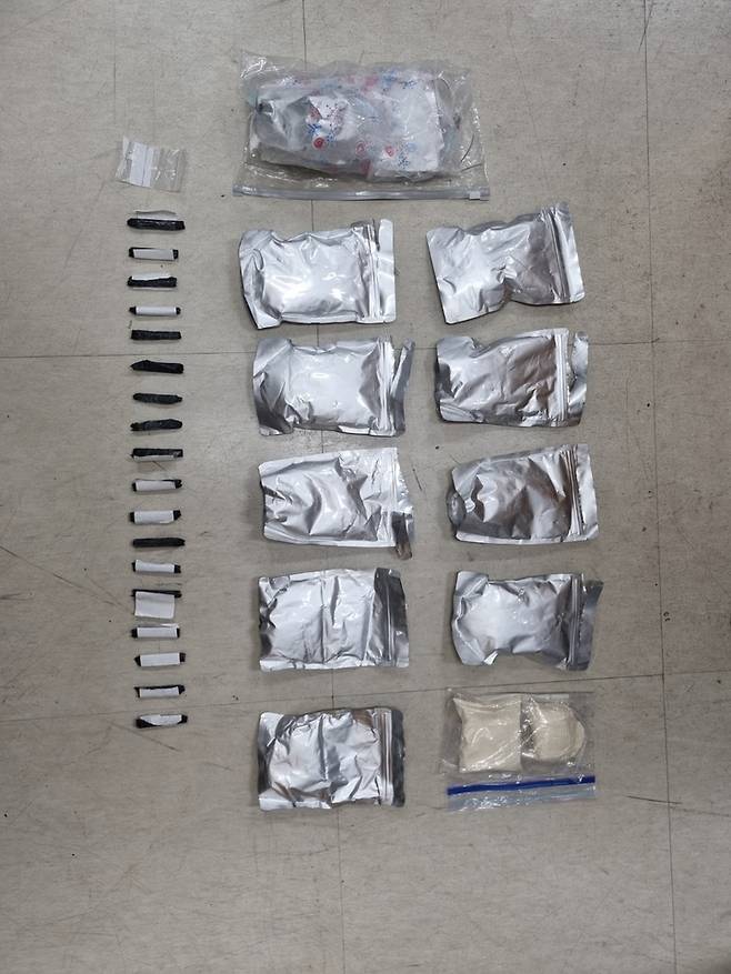 서울=뉴시스] 서울경찰청 마약범죄수사대가 지난 7월29일 화장실 천장에서 발견해 압수한 2.4kg 분량 필로폰 꺼내놓은 사진.(사진=서울경찰청 제공) *재판매 및 DB 금지