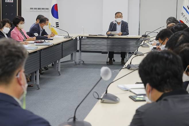 [서귀포=뉴시스] 오임수 서귀포시 부시장이 28일 시정정책회의를 주재, 각종 긴급 재난 상황 발생 시 적용할 세부적인 매뉴얼 수립 등을 주문하고 있다. (사진=서귀포시 제공) 2022.09.28. photo@newsis.com *재판매 및 DB 금지