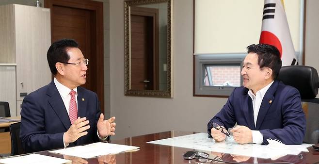 [서울=뉴시스] 이창우 기자= 김영록 전남도지사(왼쪽)가 28일 오후 서울 중구 정동 국토발전전시관에서 원희룡 국토교통부 장관을 만나 '전라선 예비타당성조사 면제'와 '경전선 순천 도심 우회노선 반영' 등 전남도의 철도·도로·공항분야 등 사회간접자본(SOC) 현안사업 지원을 건의했다. (사진=전남도 제공) 2022.09.28. photo@newsis.com *재판매 및 DB 금지