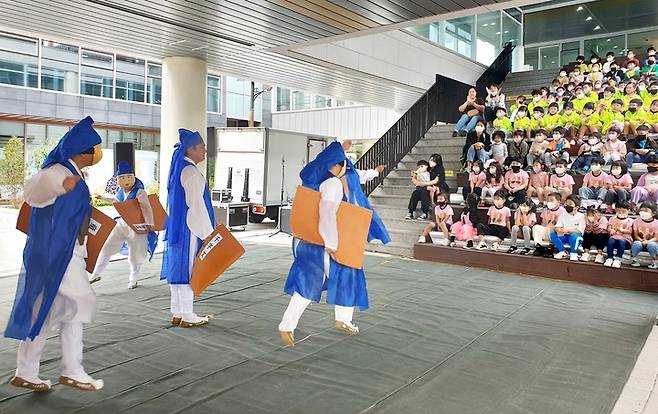 [증평=뉴시스] 강신욱 기자 = 충북 증평군은 문화가 있는 날을 맞아 28일 독서왕김득신문학관 야외무대에서 어린이들을 대상으로 창작 마당극 '괴짜선비 김득신'을 선보이고 있다. 이번 공연은 전문예술단체인 예술공장 두레와 협업으로 진행했다. (사진=증평군 제공) 2022.09.28. photo@newsis.com *재판매 및 DB 금지