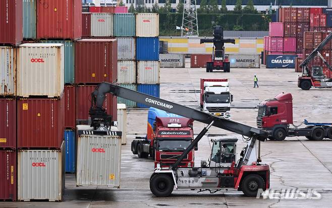 [의왕=뉴시스] 김종택기자 = 화물연대의 집단운송거부 철회로 물류운송이 재개된 15일 오전 경기도 의왕 내륙물류기지(ICD)에서 화물차량들이 분주하게 움직이고 있다. 2022.06.15. jtk@newsis.com