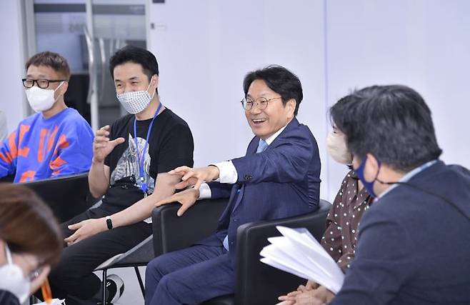 [광주=뉴시스] 강기정 광주시장이 28일 오후 동구 전일빌딩에서 열린 정책소풍에 참석해 애니메이션, 게임, 웹툰·스토리, 지식서비스 등 콘텐츠기업 관계자들과 간담회를 갖고 광주 문화콘텐츠산업 발전방향을 논의하고 있다. (사진 = 광주시 제공) *재판매 및 DB 금지