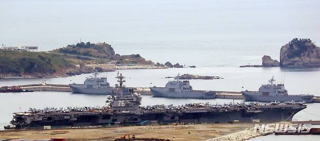 [부산=뉴시스] 하경민 기자 = 미국 해군의 핵추진 항공모함 '로널드 레이건함'(CVN-76)이 한미 연합해상훈련에 참가하기 위해 26일 오전 부산 남구 해군작전사령부에서 출항하고 있다. 2022.09.26. yulnetphoto@newsis.com