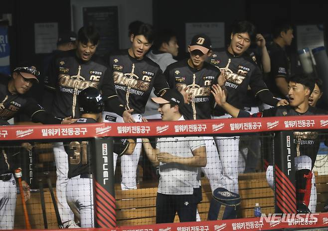 [서울=뉴시스] 김근수 기자 = 20일 오후 서울 송파구 잠실야구장에서 열린 NC 다이노스와 두산베어스의 경기, 1회초 NC 손아섭이 동료들과 기뻐하고 있다. 2022.09.20. ks@newsis.com