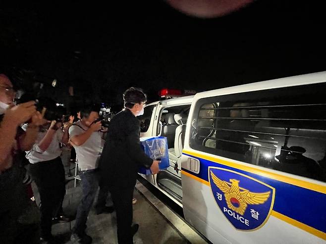 대전경찰은 28일 8명의 사상자가 발생한 현대 프리미엄 아웃렛 화재 원인을 밝히기 위해 현대 프리미엄 아웃렛 측에 압수수색을 진행했다. [대전=뉴시스] 박우경 기자 = 28일 2022.09.28. spacedust1@newsis.com *재판매 및 DB 금지