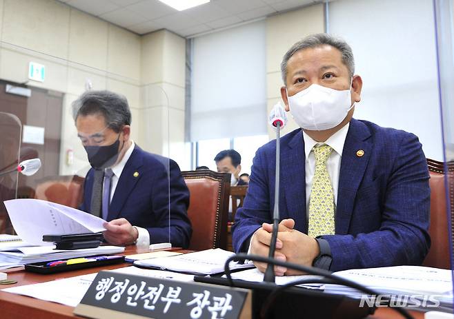 [서울=뉴시스] 김선웅 기자 = 이상민 행정안전부 장관이 지난 22일 오전 서울 여의도 국회에서 열린 행정안전위원회 전체회의에서 의원들의 질의에 답하고 있다. (공동취재사진) 2022.09.22. photo@newsis.com