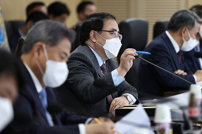 28일 서울 용산 대통령실 청사 지하 국가위기관리센터에서 김성한 국가안보실장이 긴급 국가안전보장회의(NSC) 상임위원회 회의를 주재하고 있다. 대통령실 제공