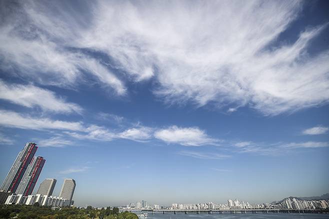 맑은 날씨를 보인 27일 오전 서울 여의도에 파란 하늘이 펼쳐져 있다.   뉴시스