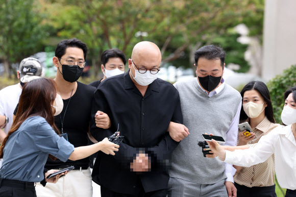 마약 투약 혐의, 유명 작곡가 돈스파이크 영장실질심사 - 마약 투약 혐의를 받는 유명 작곡가겸 사업가인 돈스파이크(본명 김민수)가 28일 오전 구속 전 피의자 심문(영장실질심사)을 받기 위해 서울 도봉구 서울북부지법에 출두하고 있다. 2022.9.28 연합뉴스