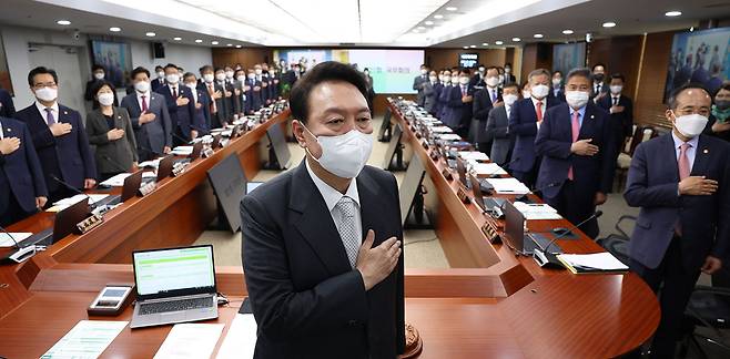 윤석열 대통령과 국무위원들이 5월12일 서울 용산 대통령실 청사에서 열린 첫 임시 국무회의에서 국기에 대한 경례를 하고 있다. ⓒ대통령실 제공