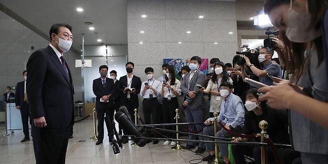 출근길문답(도어스테핑)을 하고 있는 윤석열 대통령. ⓒ대통령실사진공동취재단