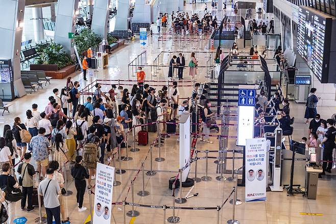 5일 오전 서울 강서구 김포공항 국내선 청사 출발 층이 여행객들로 붐비고 있다.