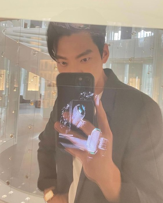 Kim Woo-bin released several photos on his 28th day without any phrases through his instagram.The photo showed Kim Woo-bin watching the exhibition in all black suits, and fans were thrilled by Kim Woo-bins svelte and wide shoulders.In another photo, he revealed his face on the glass and told him about his recent situation.Meanwhile, Kim Woo-bin has been in public with Actor Shin Min-a since 2015. The two have been interested in the TVN drama Our Blues, which last June.