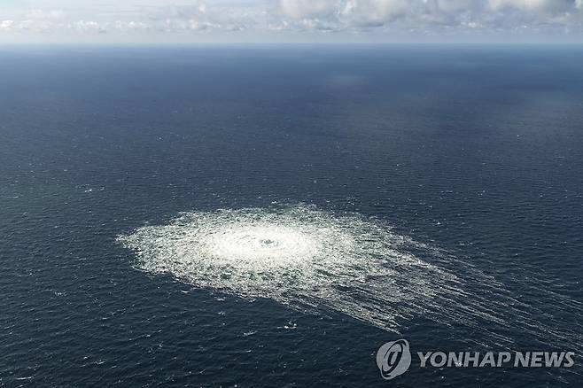 가스 누출로 생긴 거대한 거품 (AP=연합뉴스) 27일(현지시간) 덴마크 보른홀름 인근 해역에 노르트스트림2 가스관의 가스 누출로 지름 1㎞가 넘는 거대한 거품이 형성돼 있다. 제삼자 제공. 2022. 9. 27 photo@yna.co.kr