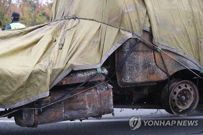 뼈대만 남은 대전 아웃렛 화재 차량 (대전=연합뉴스) 이주형 기자 =대전 현대프리미엄아울렛 합동 감식 2일 차를 맞은 28일 정오께 합동감식반이 화재 현장에 있던 1t 트럭을 지게차를 이용해 밖으로 빼내고 있다. 2022.9.28 coolee@yna.co.kr