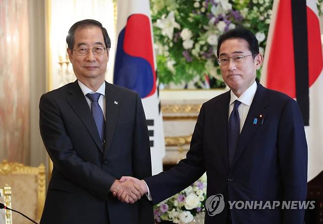 악수하는 한덕수 총리와 기시다 총리 (도쿄=연합뉴스) 김승두 기자 = 한덕수 국무총리가 28일 일본 도쿄 아카사카 영빈관에서 기시다 총리를 만나 악수하고 있다. 2022.9.28 kimsdoo@yna.co.kr