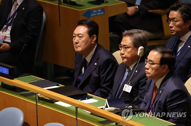 유엔총회 참석한 윤석열 대통령 (뉴욕=연합뉴스) 서명곤 기자 = 윤석열 대통령이 20일(현지시간) 미국 뉴욕 유엔본부에서 열린 제77차 유엔총회에서 기조연설에 앞서 박진 외교부 장관, 김성한 국가안보실장과 함께 카타르 군주 (에미르) 셰이크 타밈 빈하마드 알타니의 연설을 듣고 있다.  2022.9.21 seephoto@yna.co.kr