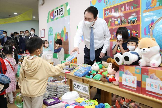 윤석열 대통령이 27일 세종시 아이누리 어린이집을 방문해 아나바다 시장놀이를 참관하고 있다 (사진=연합뉴스)