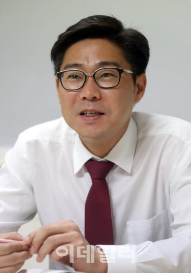 이영환 전환기정의워킹그룹 대표가 서울 종로구 사무실에서 인터뷰를 하고 있다. (사진=김태형 기자)