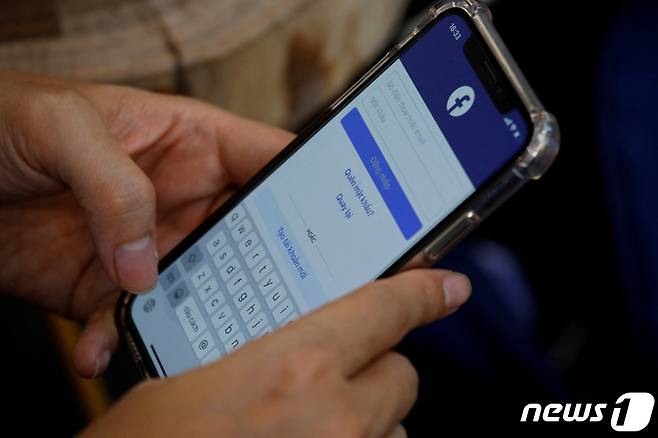 베트남 하노이에서 한 사용자가 휴대전화로 페이스북에 로그인하고 있다. 2020.04.20/뉴스1 ⓒ 로이터=뉴스1 ⓒ News1 김민수 기자