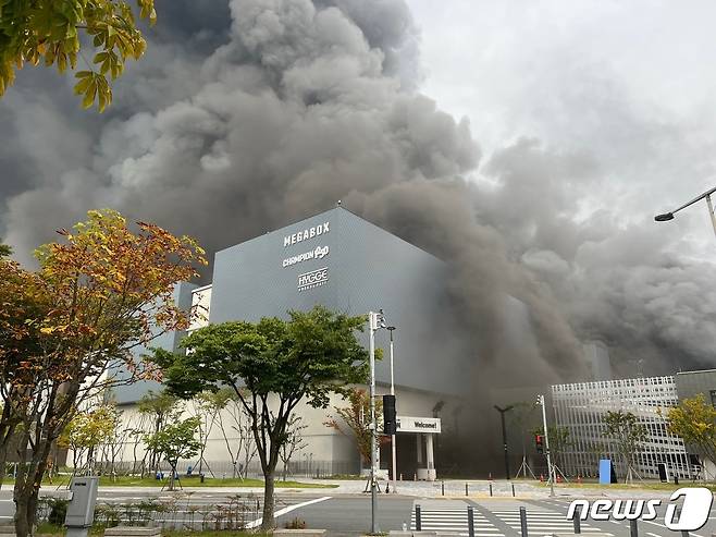 지난 26일 오전 7시45분께 대전 유성구 용산동 현대프리미엄 아울렛 지하에서 화재가 발생, 검은 연기가 치솟고 있다. (독자 제공) 2022.9.26/뉴스1 ⓒ News1 김기태 기자