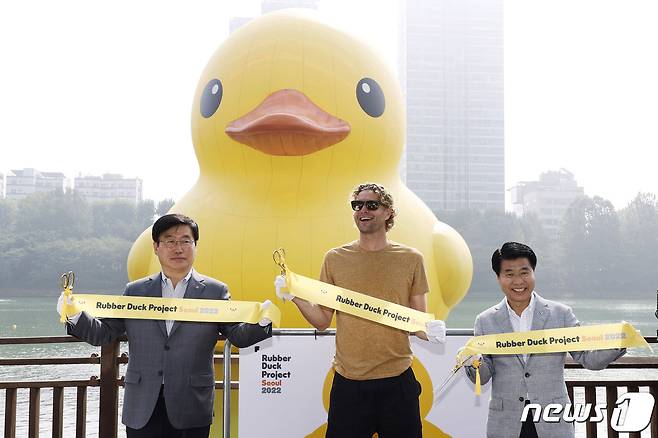 29일 서울 송파구 석촌호수 동호에서 열린 '러버덕 프로젝트 서울 2022'에서 류재돈 롯데물산 대표이사(왼쪽부터)와 플로렌타인 호프만 작가, 서강석 송파구청장이 테이프 커팅식을 하고 있다. (공동취재) 2022.9.29/뉴스1