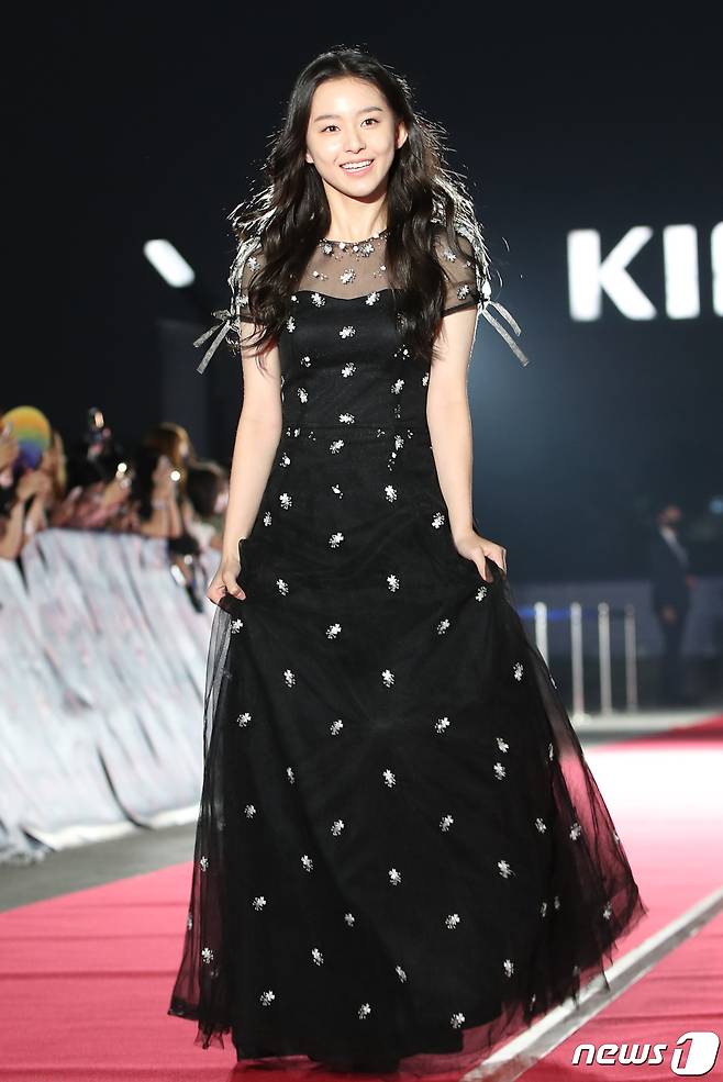 배우 박지후가 29일 오후 경기도 고양시 일산 킨텍스에서 열린 ‘2022 APAN STAR AWARDS’에서 레드카펫을 밟고 있다.  ⓒ News1 권현진 기자