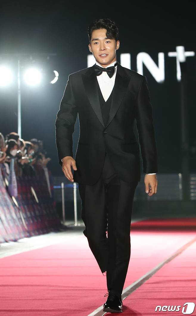 배우 서하준이 29일 오후 경기도 고양시 일산 킨텍스에서 열린 ‘2022 APAN STAR AWARDS’에 참석해 레드카펫을 밟고 있다. ⓒ News1 권현진 기자